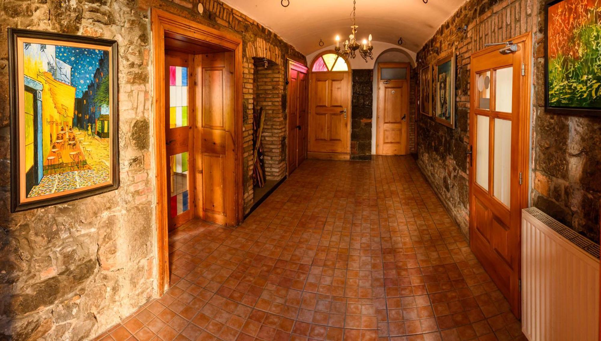 Privatunterkunft Laas Art Gallery